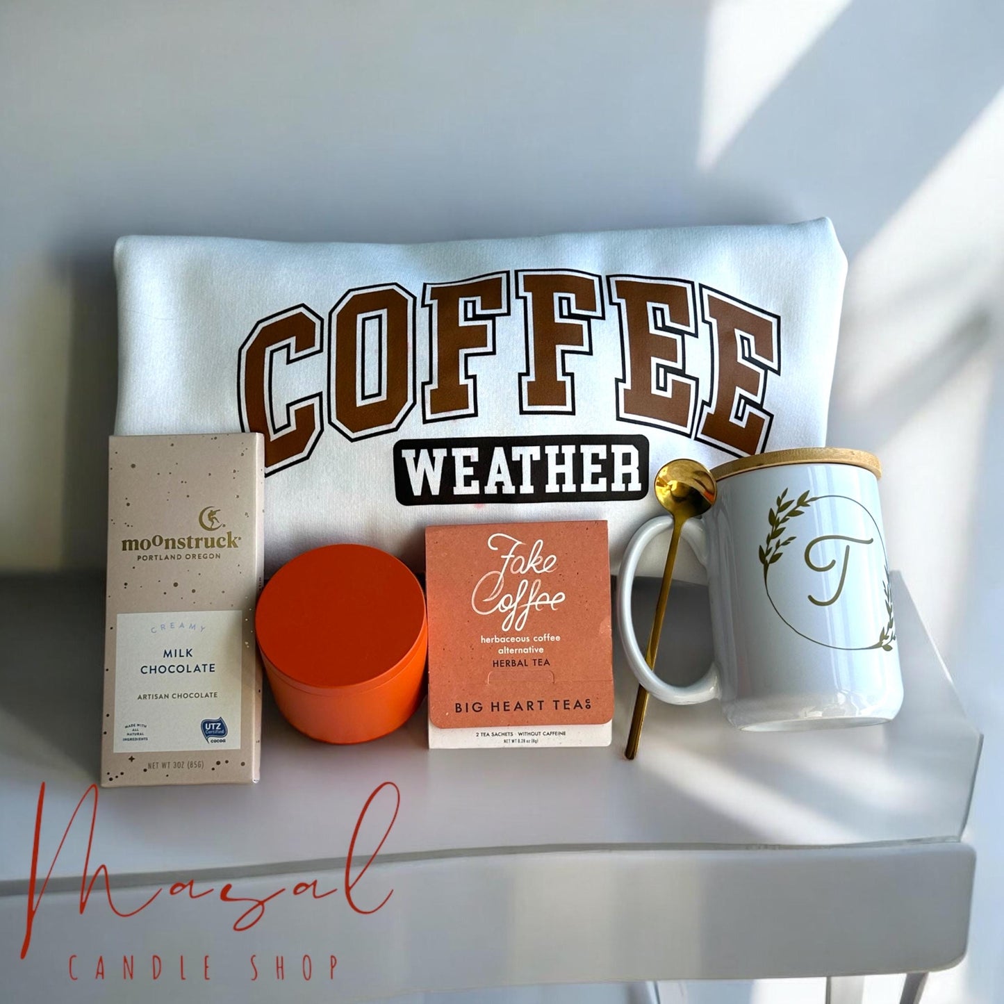 Cozy Coffee Gift Box for Coffee Lovers – Winter Gift with Mug, Candle, Chocolate & Fluffy Socks