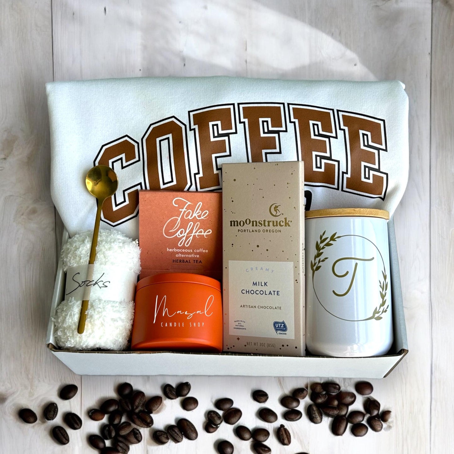 Cozy Coffee Gift Box for Coffee Lovers – Winter Gift with Mug, Candle, Chocolate & Fluffy Socks