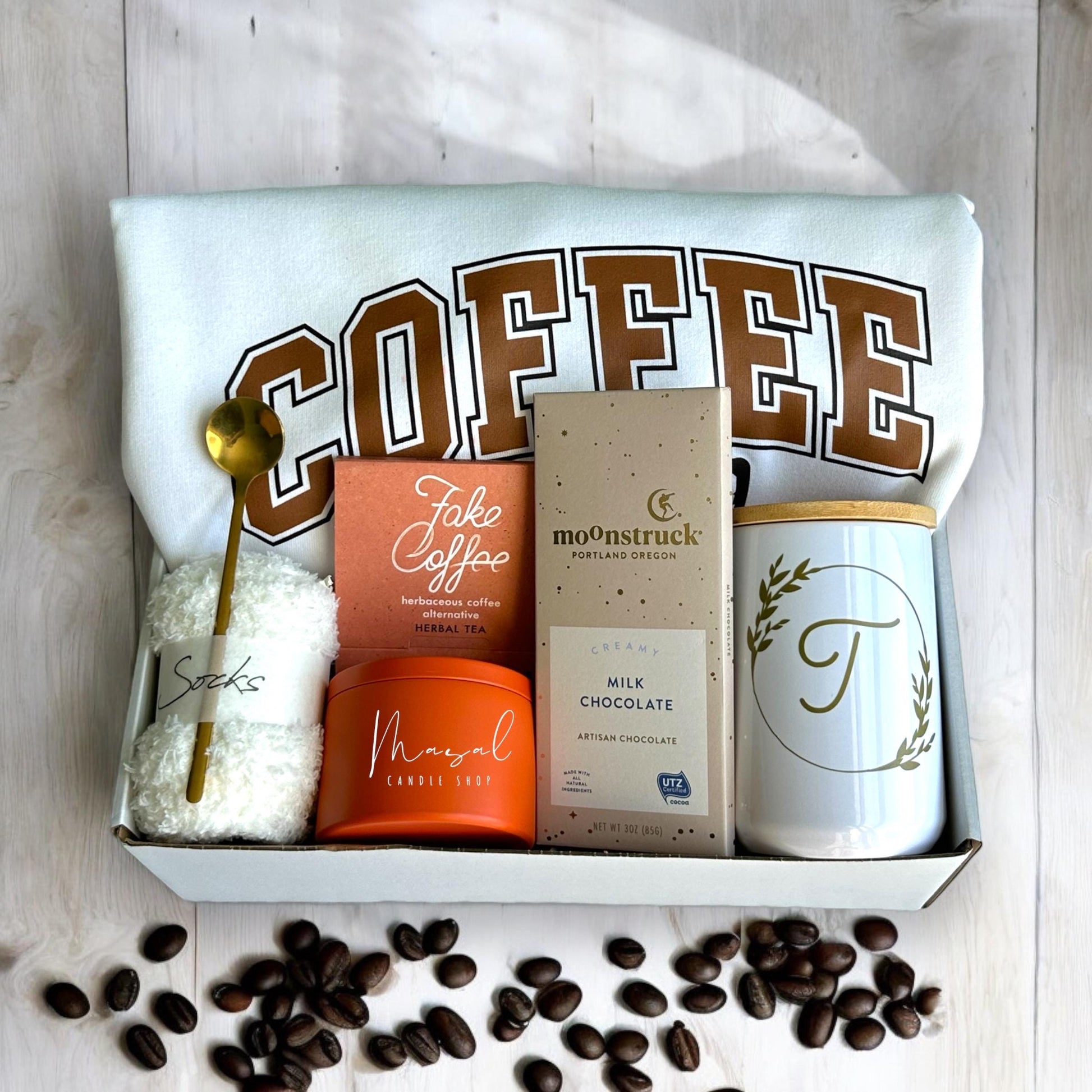 Cozy Coffee Gift Box for Coffee Lovers – Winter Gift with Mug, Candle, Chocolate & Fluffy Socks