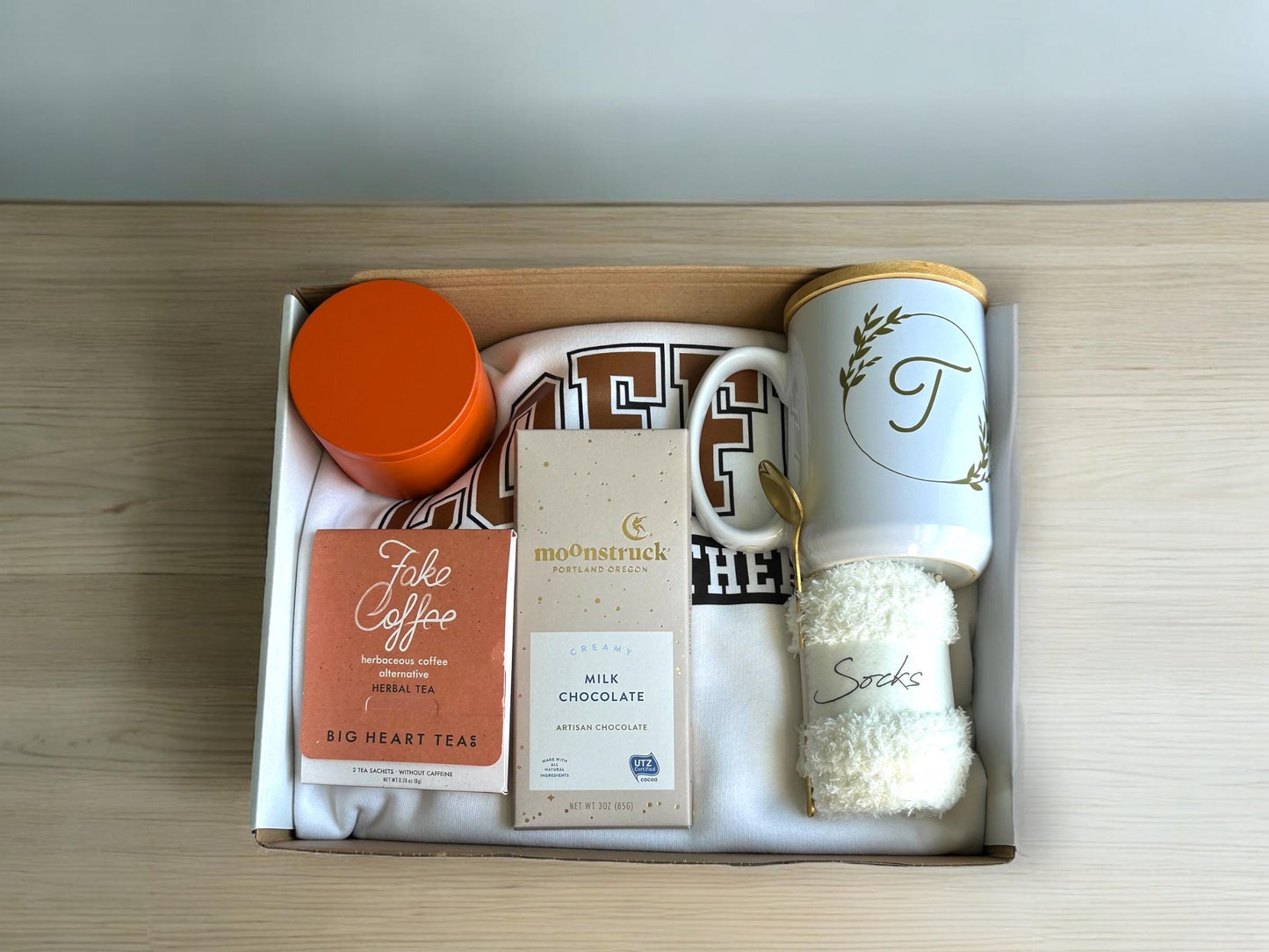 Cozy Coffee Gift Box for Coffee Lovers – Winter Gift with Mug, Candle, Chocolate & Fluffy Socks