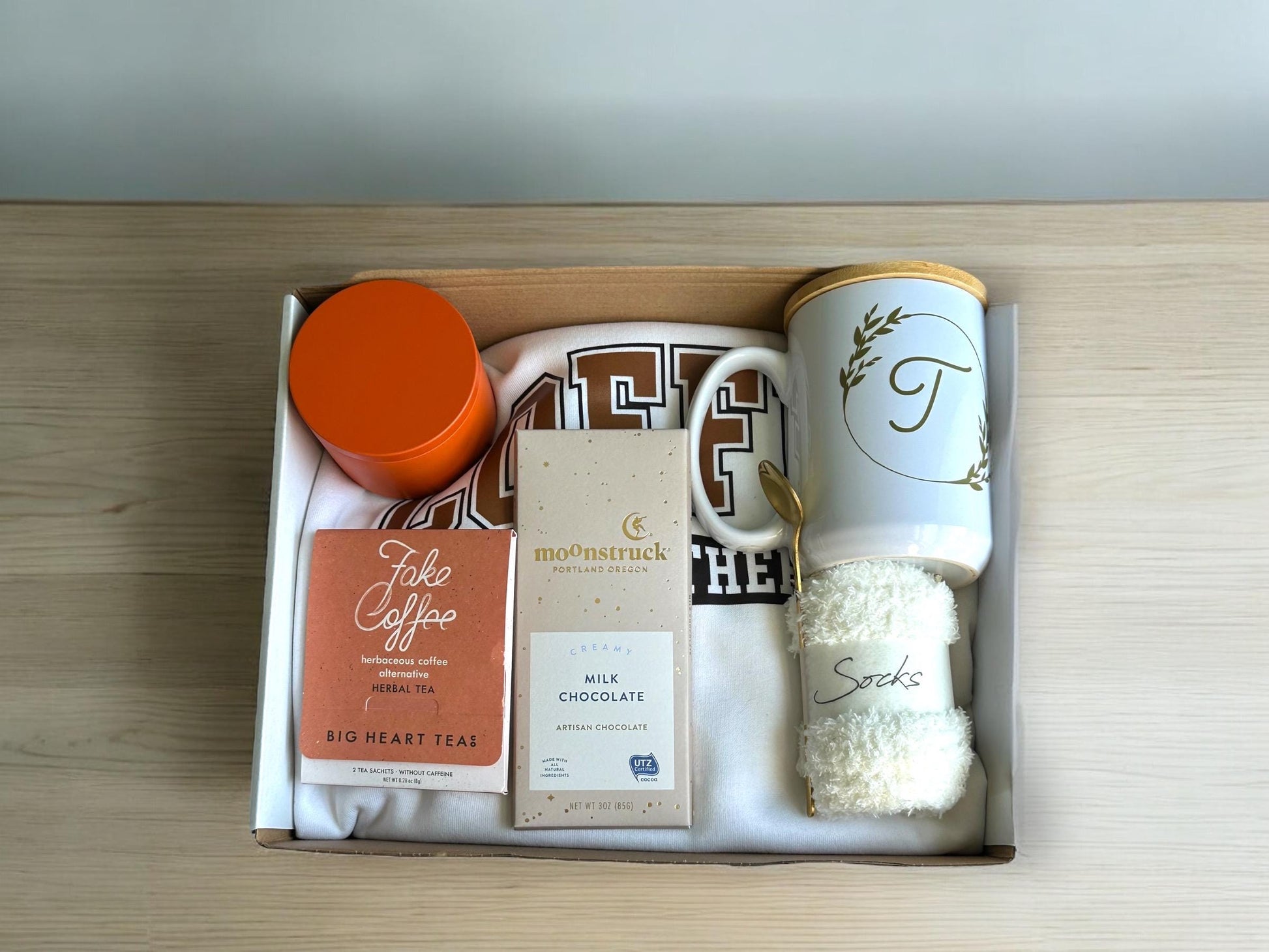 Cozy Coffee Gift Box for Coffee Lovers – Winter Gift with Mug, Candle, Chocolate & Fluffy Socks